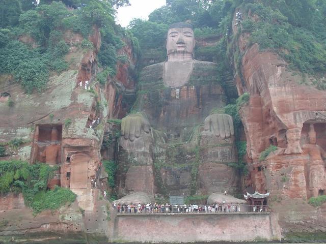 樂山大佛為何以屹立千年？又為何既不雙手合十也不打坐呢？